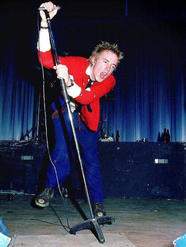 9. Sex Pistols'ın solisti Johnny Rotten, Dunstable Queensway Hall, İngiltere, 1976