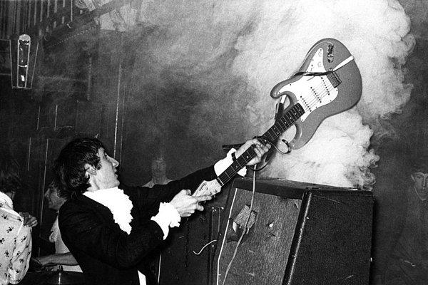 11. The Who'dan Pete Townshend Leicester İngiltere'de Granby Halls 1967 konserinde gitarını parçalıyor.