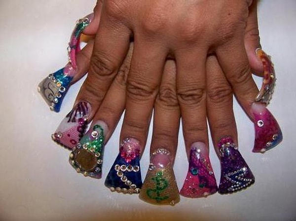 1. Очень странный маникюр, не правда ли?