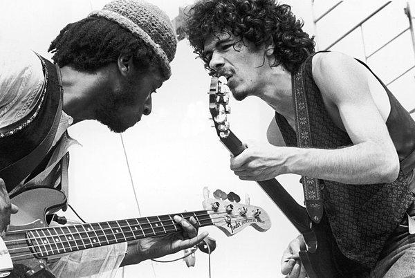 14. 1969 Woodstock Festivali'nde Carlos Santana şov yapıyor.