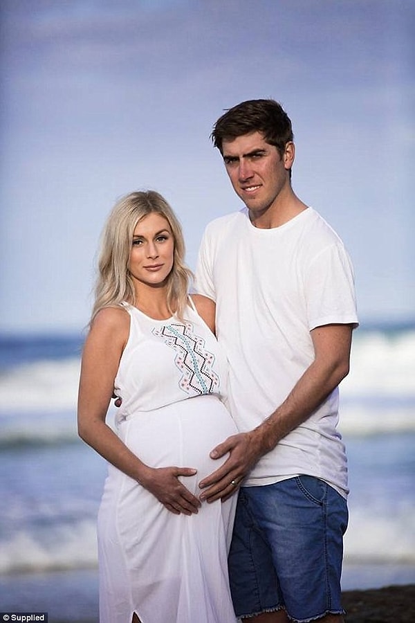 1. 26-летняя Клэр и 27-летний Дэйн Роу долгое время пытались зачать ребенка, и вот, наконец, у них получилось