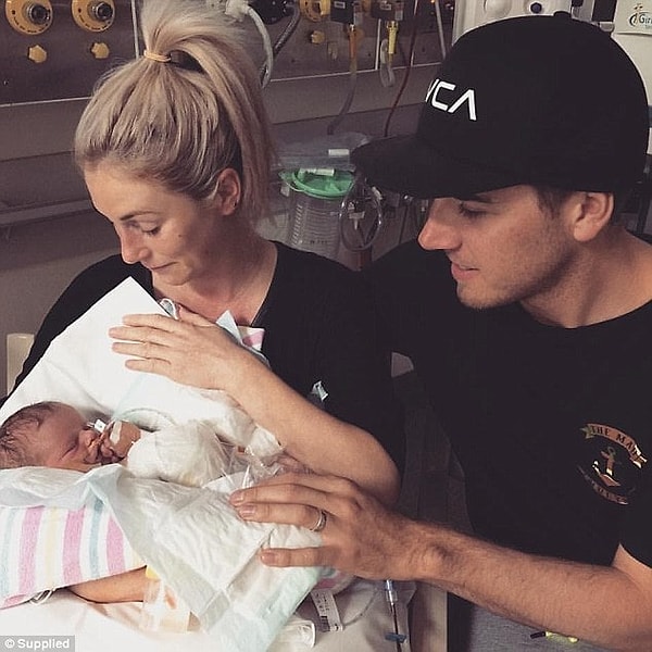 2. Клэр решила, что будет бороться за жизнь своего ребенка. И вот, 28 июля 2016 года у Клэр и Дэйн Роу родилась девочка Азалия