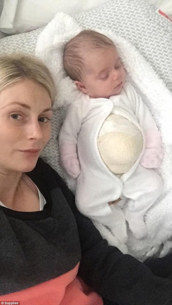 7. Состояние Азали улучшилось до такой степени, что теперь родители могли брать ее на руки