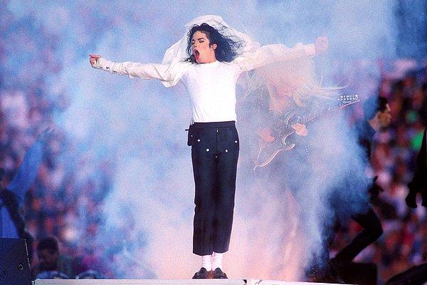 20. Michael Jackson 1993 Super Bowl XXVII devre arası şovunda bir efsaneydi Pasadena, California.