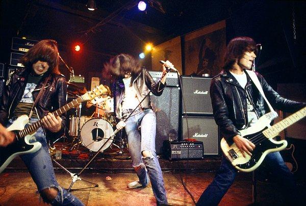 21. The Ramones New York  CBGB'de yıl 1977.