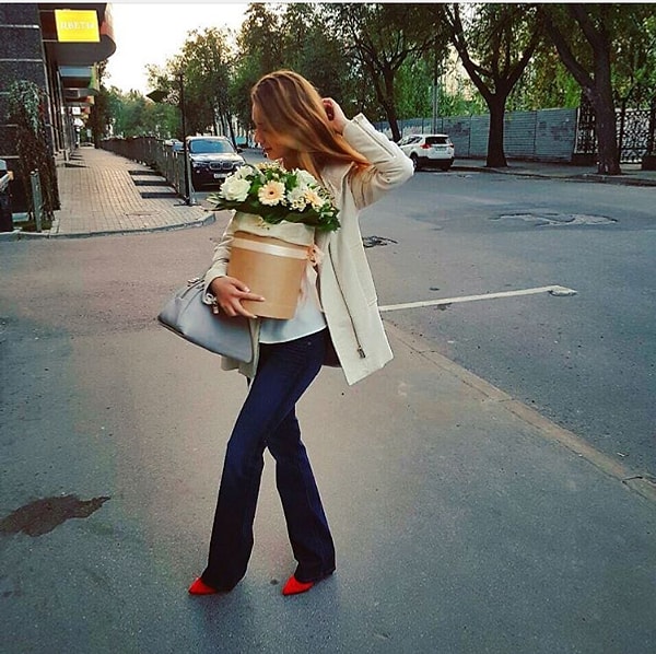 7. Букет невесты будет состоять из белых лилий, роз и пионов, этими же цветами Дарья и Михаил планируют украсить зал.