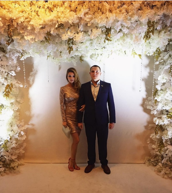 8. Ребята уже даже заказали обручальные кольца: классическое из белого золота для жениха, а ручки невесты будет украшать колечко с девятью бриллиантовыми вставками по 2 карата каждая.