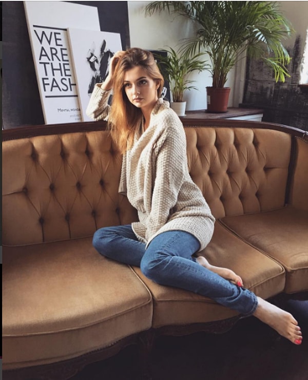 9. Хвастается Даша и помолвочным кольцом: