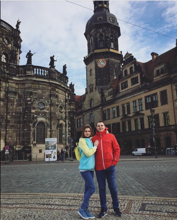 10. Под венец девушка пойдет в платье молочного цвета с кружевной фатой, а жених остановил свой выбор на классическом черном смокинге.