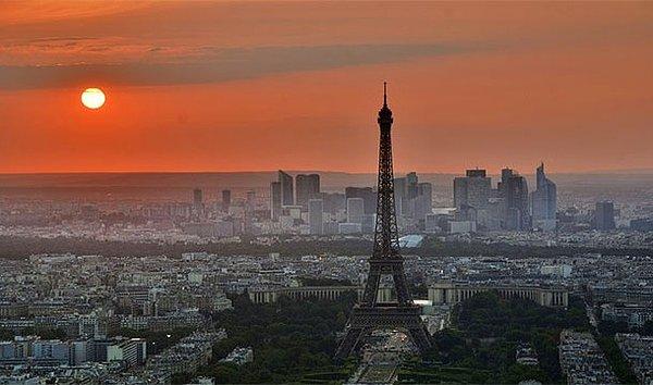 7. Paris'te bulunan Japon elçiliğinin, turistlerin panik atak geçirmesine karşı 24 saat boyunca çalışan bir yardım hattı bulunmaktadır.