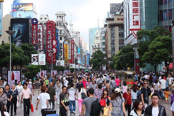 Normal zamanlarda Çin'in metropollerinde halk sokaklarda işlerine yetişmeye çalışıyor.