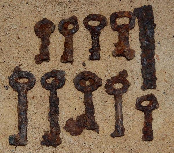 Kazılarda mahkumların tutulduğu hücrelerin anahtarları ortaya çıkarıldı.