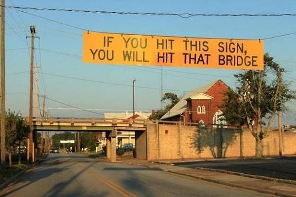 9. Bu da oldukça akıllıca, üstelik faydalı! Üzerinde "Bu brandaya çarparsanız o köprüye de çarpacaksınız" yazıyor.