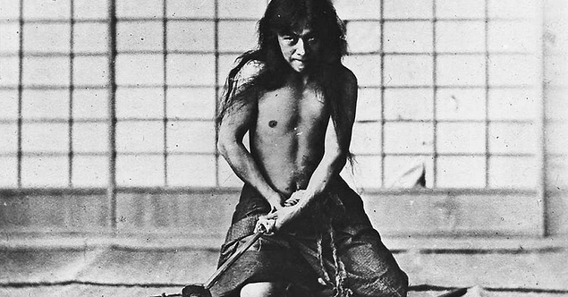 Şahıs hazır olduğu zaman bıçağı karnın sol tarafına hızla saplar, ardından karnı sağa doğru yarar ve son olarak yukarı-aşağı kıvırarak ve şiddetle bastırarak diyaframı ve midesini parçalar.