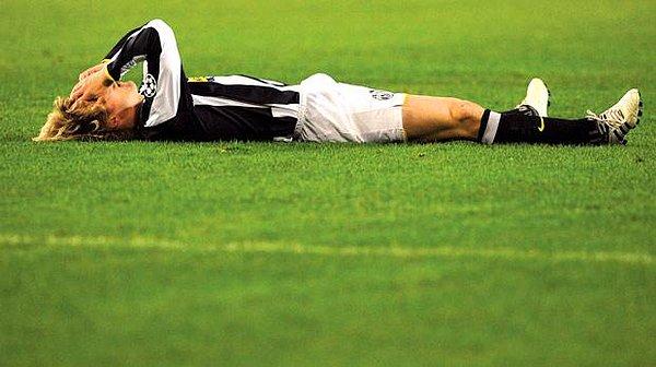 1. Şike nedeniyle büyük bir ceza alan İtalyan devi Juventus alt lig olan Serie B'deydi.