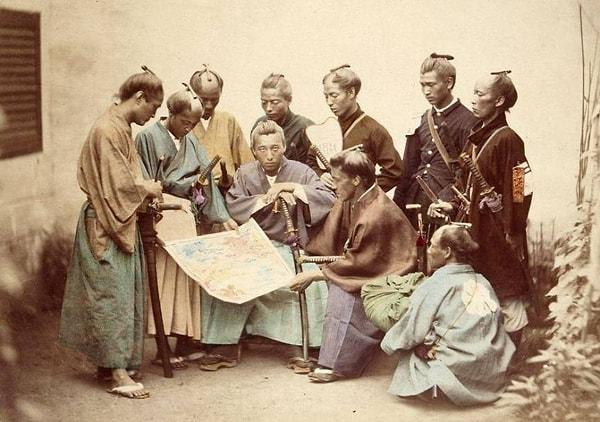 2. Genel olarak feodal Japonya'da samurayların savaşta yenilgi sonrası yaptıkları bir intihar biçimi olarak bilinir.