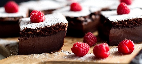 5. Шоколадное пирожное с малиной