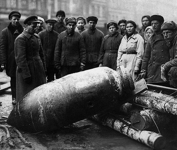 1. "Leningrad halkı, Almanlar tarafından şehre atılıp infilak etmeyen SC-1000 türü bir bombayı inceliyor - 1943"