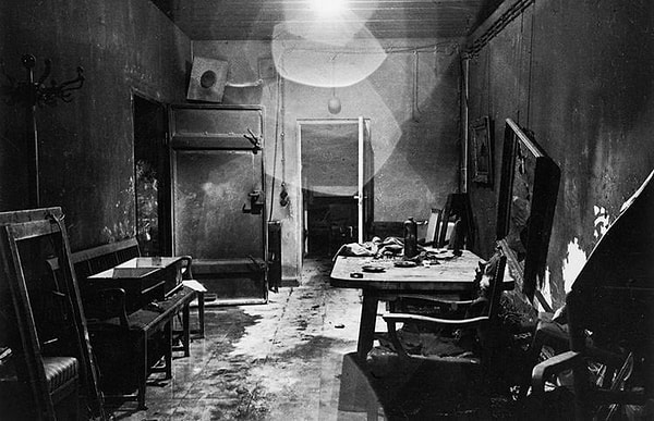 2. "Hitler'in içinde intihar ettiği "Führerbunker"e giren Sovyet askerlerinin çektiği ilk fotoğraflardan biri - Berlin, Mayıs 1945."