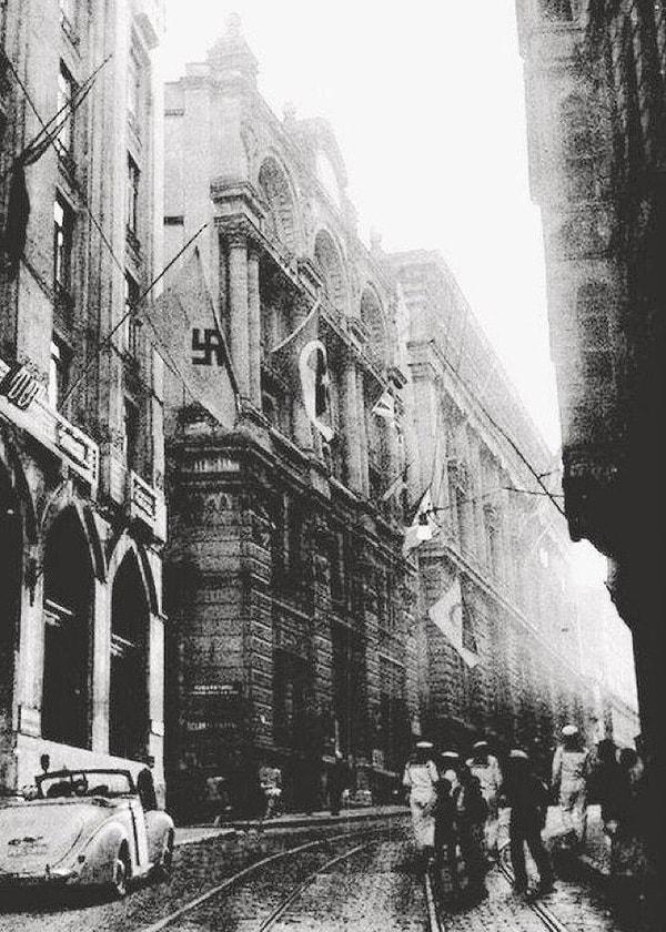10. "İstanbul, Karaköy'deki Bankalar Caddesi'nde bulunan Deutsche Bank'ın üstünde gamalı haç dalgalanırken - 1942."