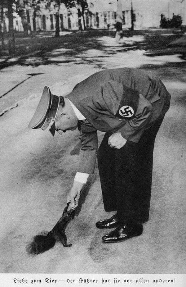 11. "Hitler'i sincap beslerken gösteren bir propaganda afişi: "Führer her şeyden evvel hayvanları seviyor!""
