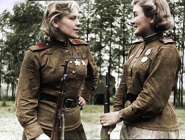 20. "Kızıl Ordu'nun ölüm melekleri: Ünlü keskin nişancılar Çavuş Roza Shanina (solda) ve Astçavuş Maksimovna Ekimov - 1943."