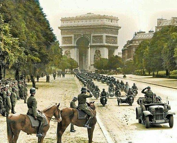 21. "Alman ordusunun törenle Paris'e girişi - Haziran 1940."