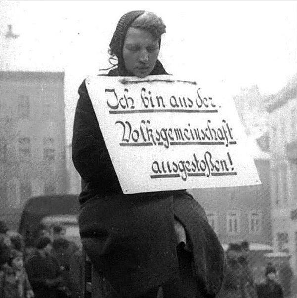 23. "Polonyalı bir erkekle aşk ilişkisi yaşadığı için halkın önünde aşağılanan Alman kadın: "Toplumdan azledildim!" - Altenburg, Almanya, 1942."