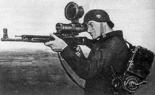 24. "Tarihin ilk modern piyade tüfeği olan StG-44 ve “Zielgerät 1229” gece görüş dürbünüyle objektife poz veren Alman askeri - 1945."