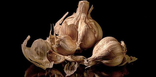 We already know that garlic is good for a variety of diseases ranging from food poisoning to blood pressure as it increases the antioxidant capacity of the blood.