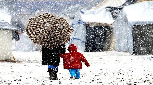 9. Anne ve çocuk konulu Pulitzer ödüllü bir fotoğraf değil bu. Okullara kar tatili gündemdeyse %90 ihtimalle kullanılan görsel.