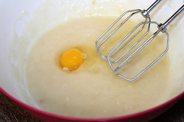 3. Яйца добавляйте не все сразу, а по одному!