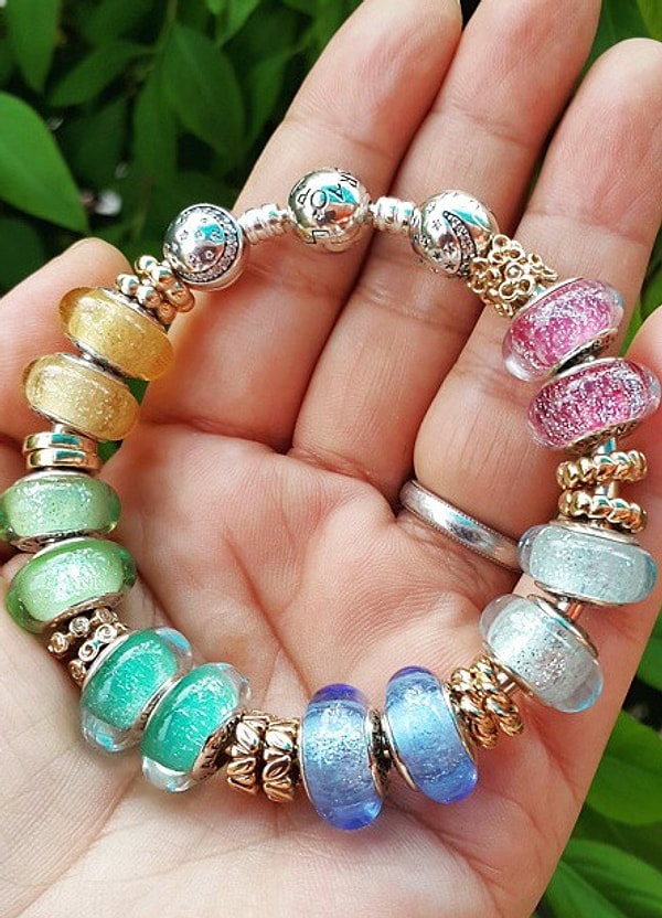 4. Браслет с шармами всех цветов радуги