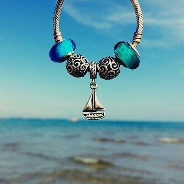 12. Тематический браслет, который даст ей понять, что ты в курсе ее интересов