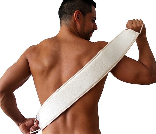 3. Потрите спинку длинной мочалкой из люффы