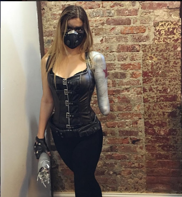 3. Только взгляните на ее косплей на Зимнего солдата из «Капитана Америка».