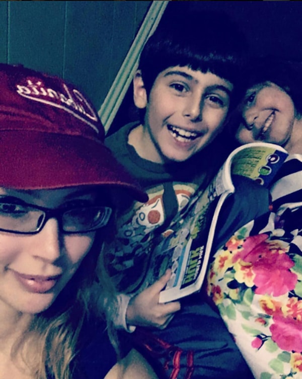 6. Мишель работает в школе и говорит, что детям пришлось попривыкнуть, но теперь они обожают своего учителя-киборга.