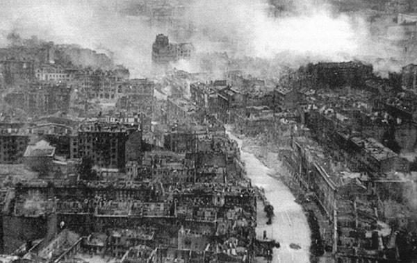2. Dünya Savaşı sırasında Nazi ordusu, Sovyetler topraklarını işgal etmiş, Kiev sokaklarında cirit atmaktadır.