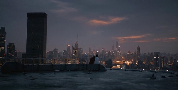 13. Парень сидел с девушкой на крыше в фильме...?