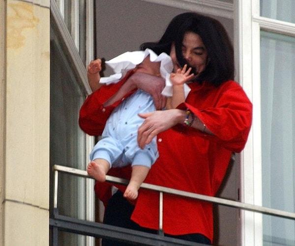 7. Michael Jackson, Berlin'deki otel odasında Prince Michael II'yi balkondan sallandırdığı için uluslararası bir tartışmaya yol açtı.