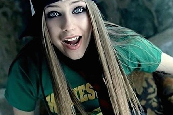 16. Avril Lavigne 'Let Go' adlı çıkış albümünü yaptı ve anında anti-Britney damgası yedi.