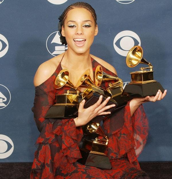 17. Alicia Keys eve 5 Grammy ile döndü. Bu Grammy'lerden ikisi 'Fallin' için Grammy Yılın Şarkısı Ödülü ve Grammy En İyi Yeni Sanatçı Ödülü.