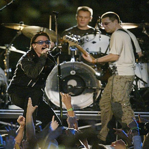 19. U2, 'Super Bowl' devre arasında konser verdi ve 11 Eylül'de hayatını kaybedenleri andı.