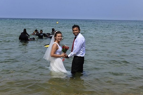 23 yaşındaki Slovakya sakini Eunica Pogran ile Maharastrian Nikhil Pawar, Grove Beach, Kerala'da yapılan Hindistan'ın ilk su altı düğünüyle dünya evine girdiler.