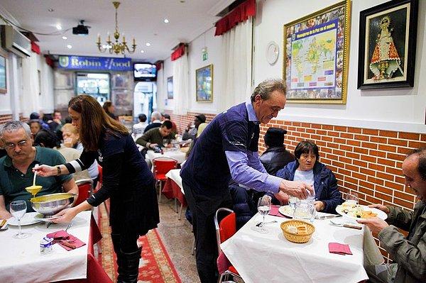 Madrid’in merkezindeki bu restorana gündüzleri baktığınızda, sıradan bir İspanyol lokantasından hiçbir farkı yok.