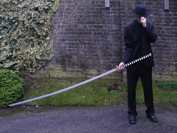 8. Вы только посмотрите, какой у него длинный меч!