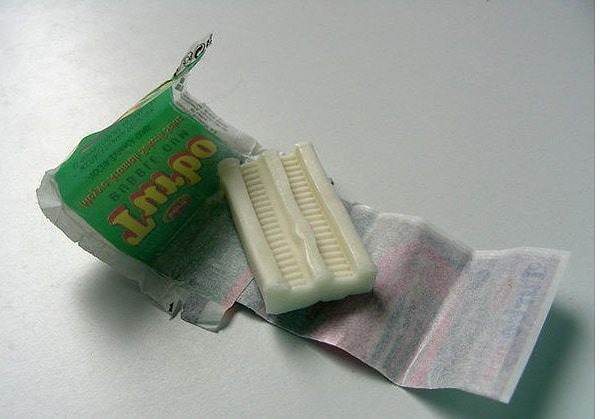 10. А вы знали почему именно такая форма у жвачки турбо? - Это следы от протектора колес!