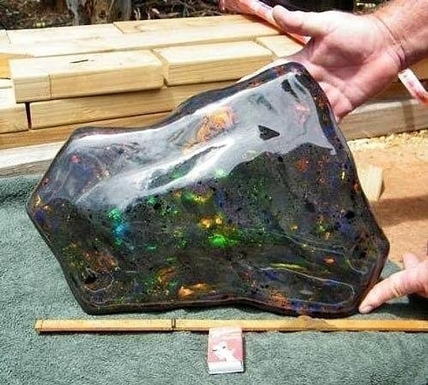 13. В Австралии был найден крупнейший в мире опал Матрица. Посмотрите, какой красивый!