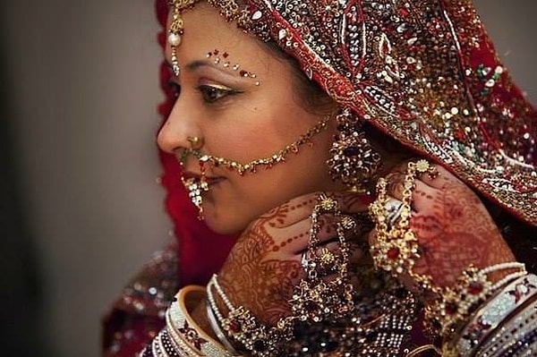 14. Золотые украшения индийских женщин в совокупности составляют одиннадцать процентов всего золота мира. Это больше, чем резервы США, МВФ, Швейцарии и Германии вместе взятые.