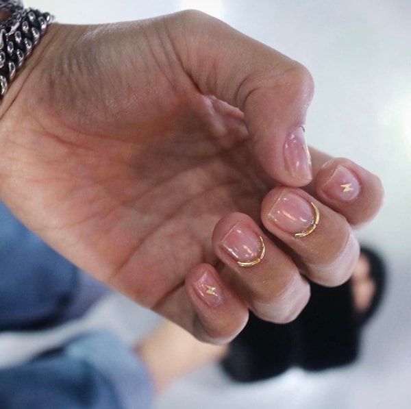 4. Проволочный маникюр, сочетающий в себе золотую проволоку и бесцветный лак, безусловно, полюбится минималистам.